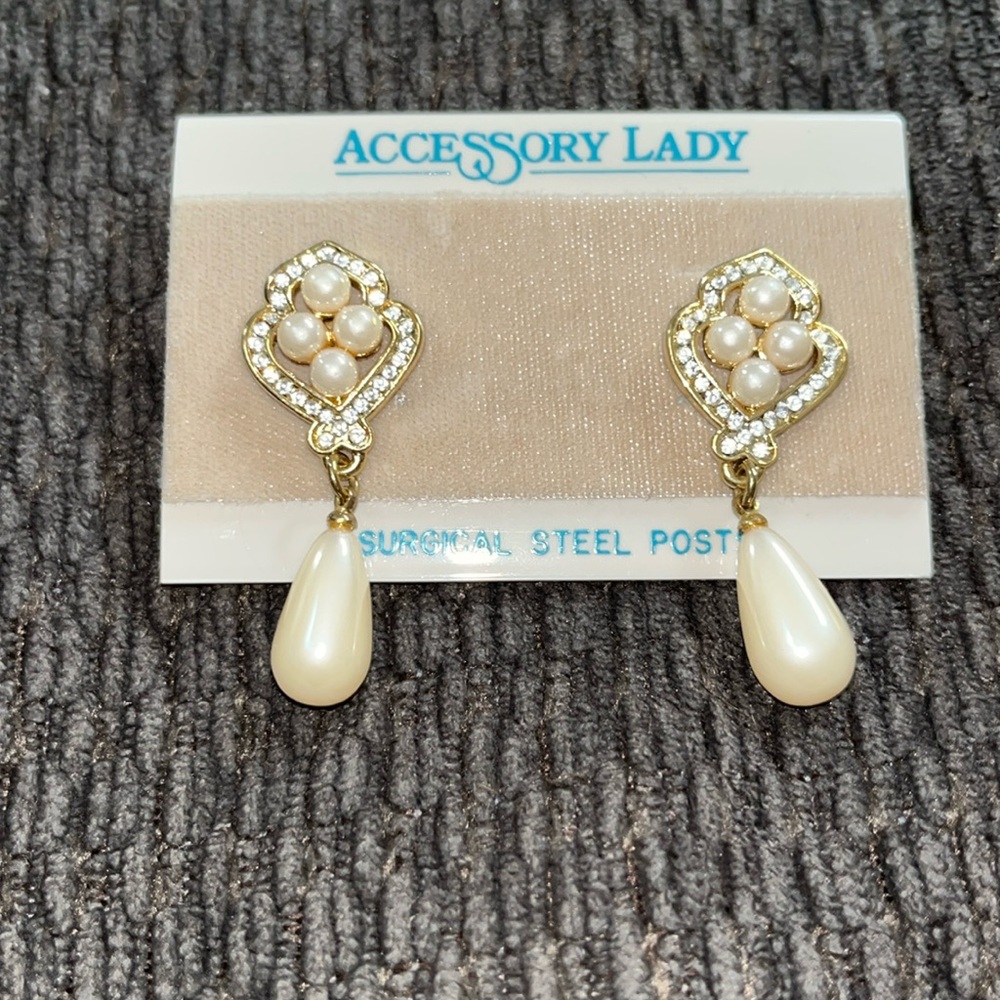 Accessory lady gold tone, faux pearl and diamond dangle earrings